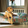 Een retriever rustend bovenop het pawsteps elektrische bolster hondenbed