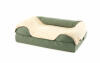 Pluche grijs en bont deken op een groen bolster bed 36