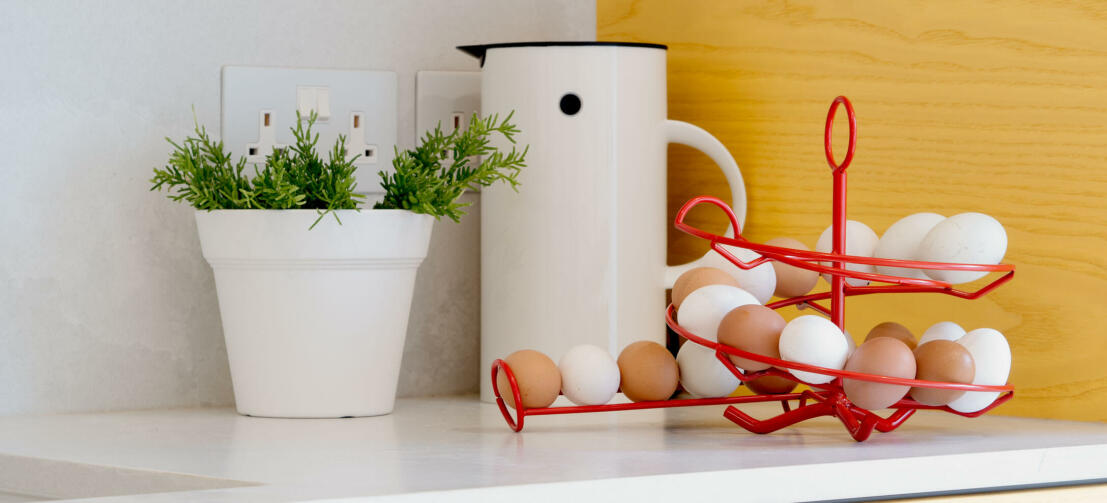 Een Omlet eierklutser vol verse eieren in een keuken