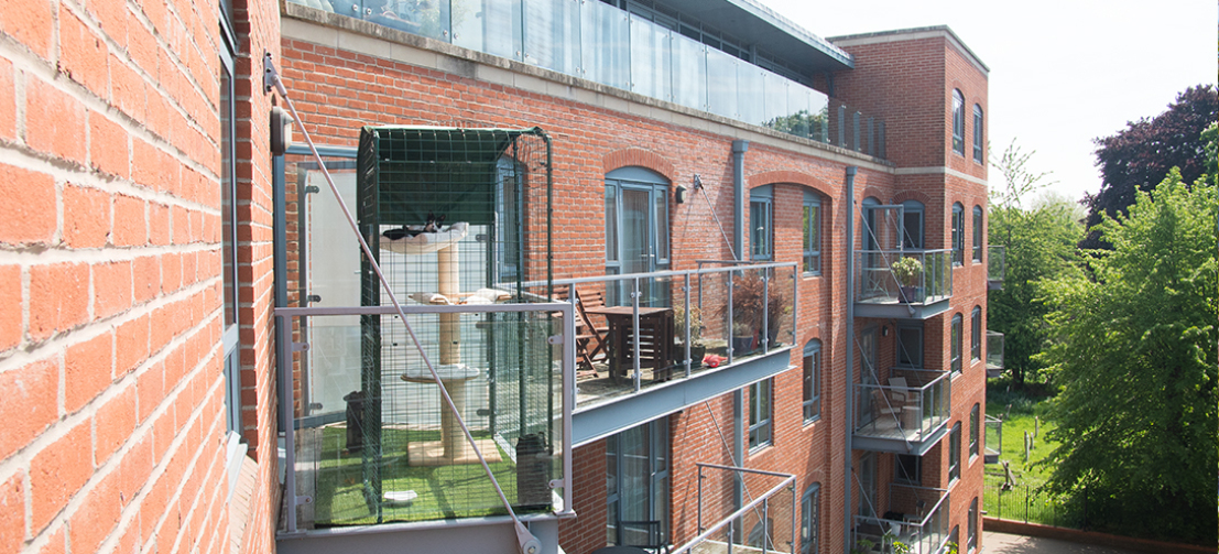 De veilige balkon kattenren is 92cm diep en past op vrijwel elk balkon en dakterras