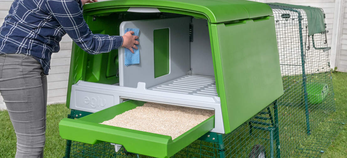 De gladde, uitneembare mestlade en zitrekken zorgen ervoor dat de Eglu Cube super snel kan worden gereinigd De gladde, uitneembare mestlade en zitrekken zorgen ervoor dat de Eglu Cube super snel kan worden gereinigd