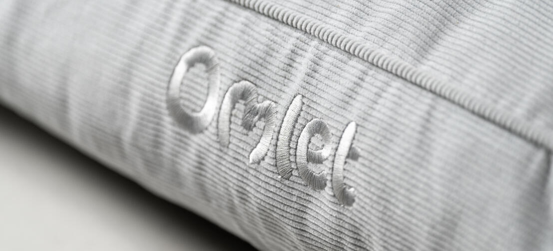 Close-up van het hondenbed met ribfluwelen kiezelkussen