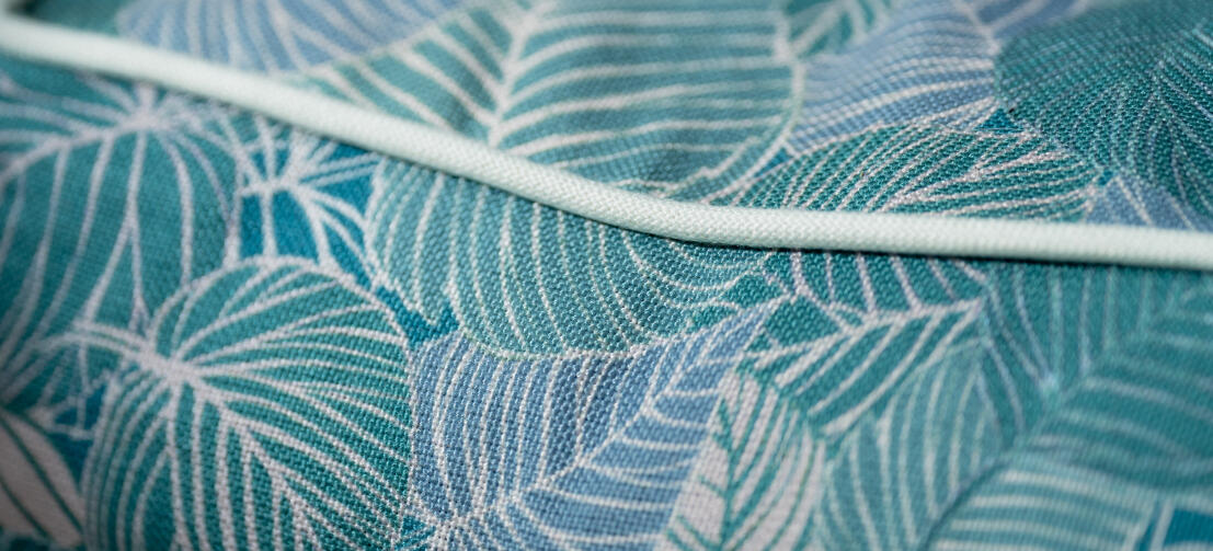 Detail van stofpatroon op Omlet designerkussen hondenbed