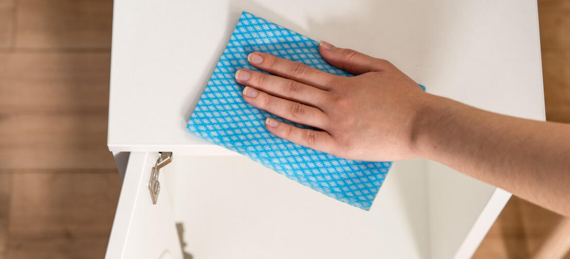 Het afvegen van de bovenkant van een Maya binnenkattenhuis