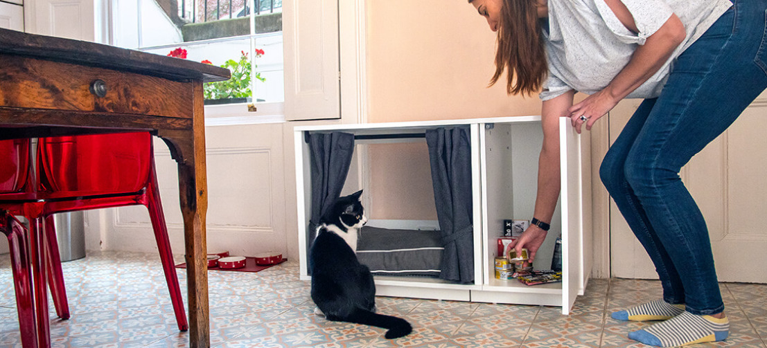 De Maya Nook is verkrijgbaar met een volledig geïntegreerde garderobe en biedt een praktische opbergoplossing voor kastenspeeltjes, snoepjes, vachtverzorging-accessoires en andere favorieten van uw kat