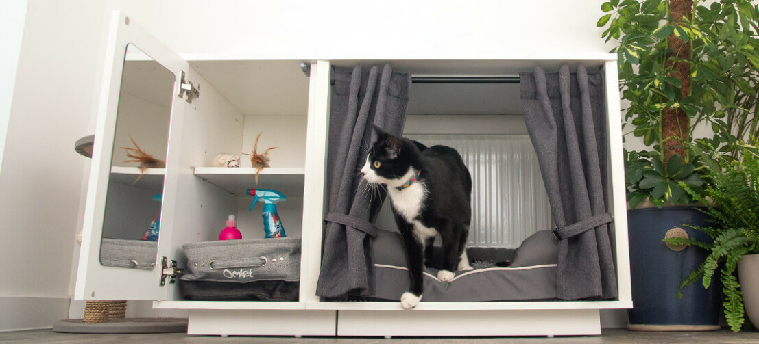 Het Maya Nook indoor kattenhuis is verkrijgbaar in twee maten en heeft een optioneel opbergkastje en gordijnen om een beschutte, rustige plek te creëren