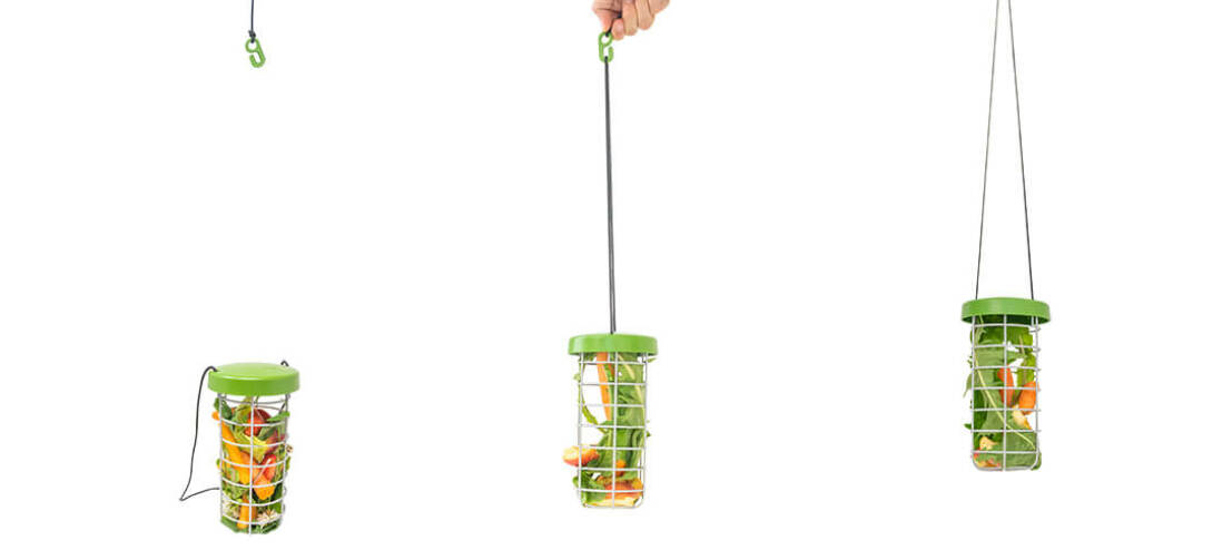 Met de stevige kunststof haak en het verstelbare koord kan Caddi vrijwel overal worden opgehangen. Bijvullen, schoonmaken en verplaatsen van de snackhouder voor konijnen is heel eenvoudig!