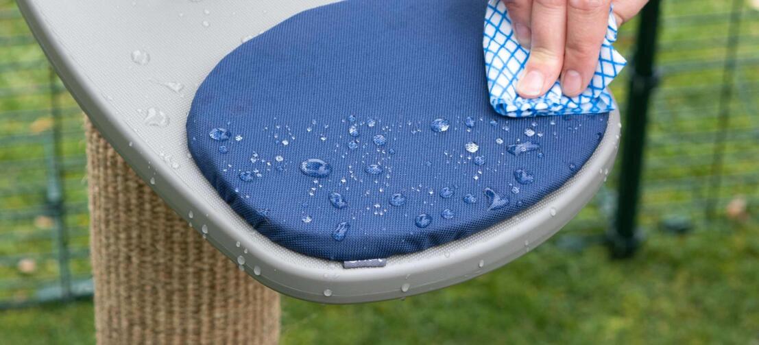 Schoonmaken van een van de accessoires voor de roestvrije outdoor kattenklimpaal