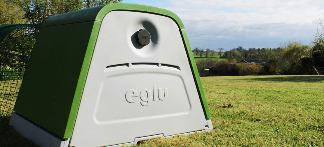 Door de achterdeur van de Eglu Go kunt u goed bij de nestbox