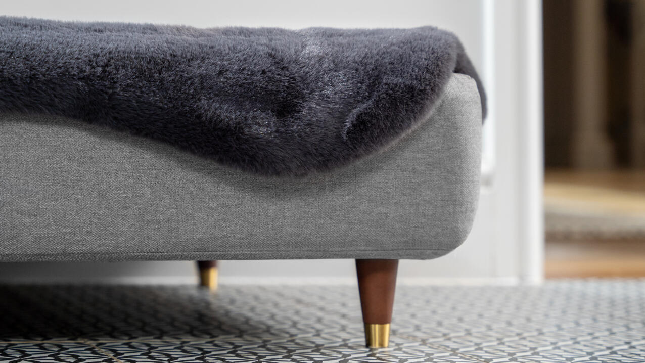 Topology hondenbed detail met messing afgetopte poten