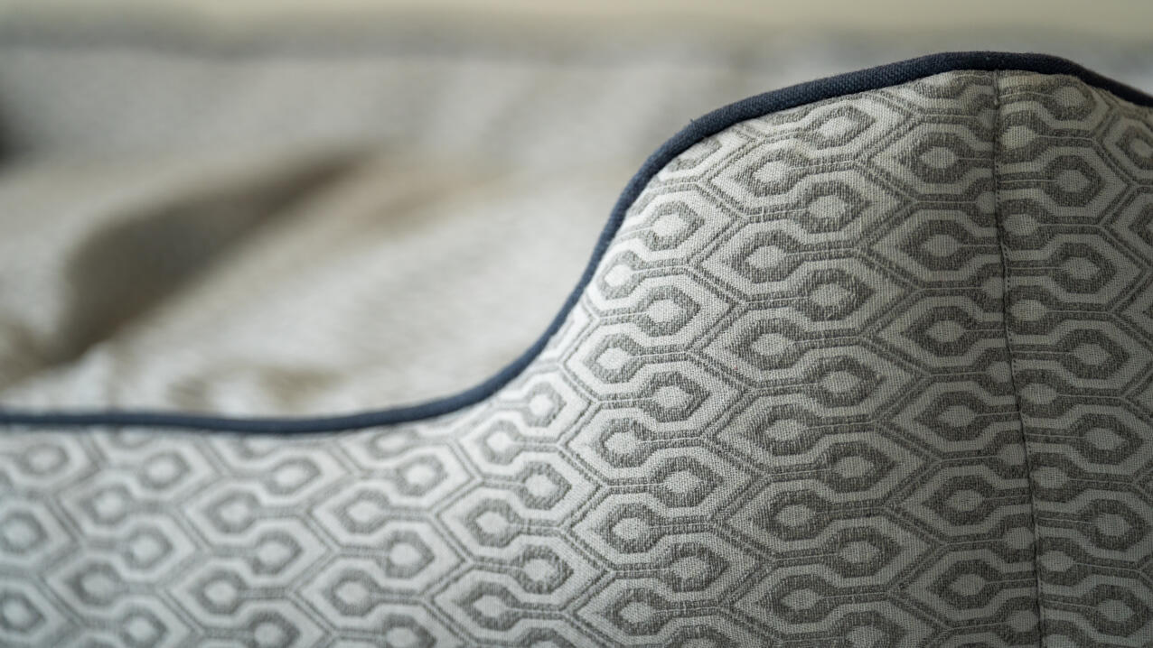 Detail van een nestbed met honingraat leisteenprint en bedbies