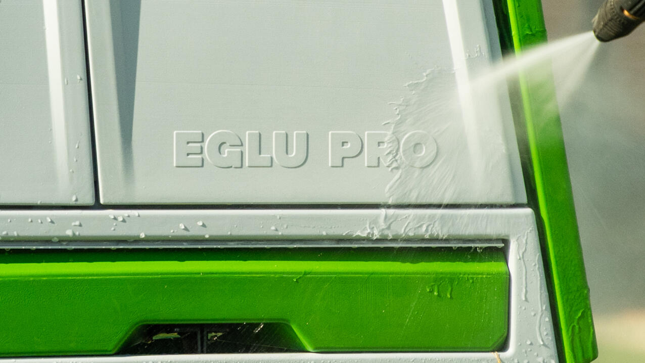Eglu pro kan eenvoudig worden gereinigd met een snelle jetwash.
