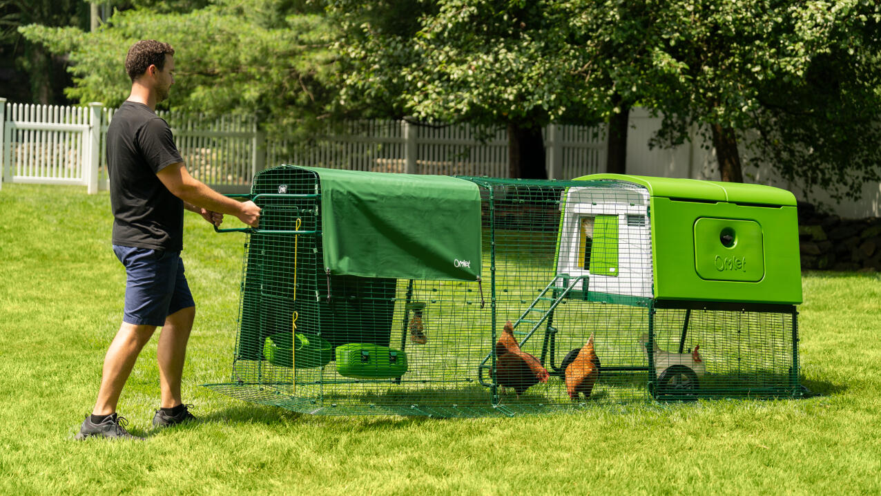 Man die een groot kippenhok en ren gemakkelijk door de tuin kan verplaatsen