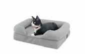 Kat ligt op grijs bolsterbed voor katten