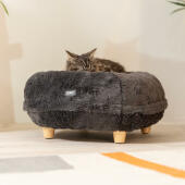 Kat slaapt op Omlet Maya donut kattenbed in vroeg grijs