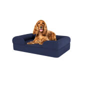 Hond zittend op medium middernacht blauw memory foam bolster hondenbed