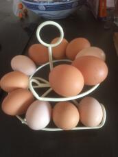 Een paar mooie eieren op een eierklutser