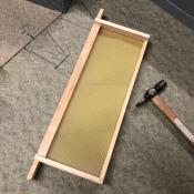 Een super frame met was foundation 