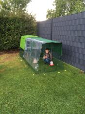 Omlet groen Eglu Cube groot kippenhok en ren met kind in ren