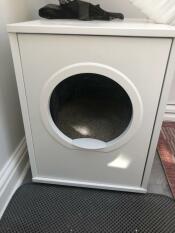 Een witte kattenbak