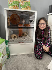 Erg opgewonden voor haar nieuwe hamster om nu te arriveren! 
