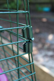 Dubbele clip houdt loopsecties veilig samen