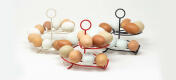 Drie Omlet eiervilten vol verse eieren in een keuken