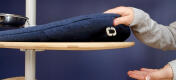 Close up van blauw kussen op de Omlet Freestyle kattenboom van vloer tot plafond