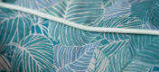 Detail van stofpatroon op Omlet designerkussen hondenbed