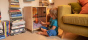 Een kind kijkt naar een hamster in een Qute hamsterkooi