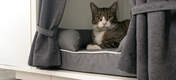 Door de mand van uw kat van de grond te halen biedt het Maya Nook kattenhuis bescherming tegen onder andere tocht