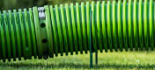 Close-up van groene Zippi tunnel die wordt opgetild van het gazon door Zippi steunringen.