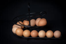 Eieren op een zwarte ronde eierskelter
