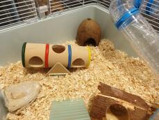 Een hamster- of gerbilkooi met veel speelGoed en accessoires