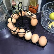Een zwarte eierhelter met veel verse eieren erop