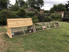Een houten hok bevestigd aan een diy ren