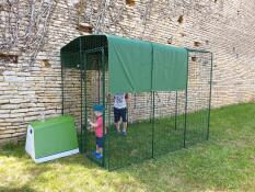 Kinderen spelen in de nieuw aangelegde kippenren.