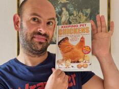Een persoon met een boek over kippen