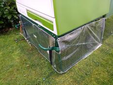 Een windscherm rond de bodem van een kippenhok Cube 