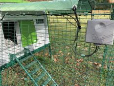 Autodoor op een Cube kippenhok