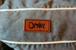 Omlet tag genaaid in het Fido Studio hondenbed