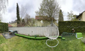 Groen Eglu konijnenhok met ren aangesloten op een ren met de Omlet Zippi tunnels in de tuin