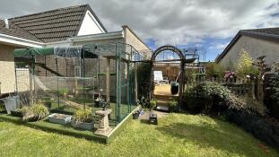 De tuin Omlet catio verbonden door een loopbrug met het dek Omlet veranda op een hoger niveau. (2 extra panelen, afzonderlijk verkocht, waren nodig om de achterkant van de veranda af te dichten)