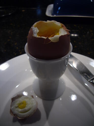 Het eerste ei eten - op de dag! erg lekker ook,