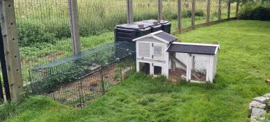 Een laag konijnenhok in een tuin