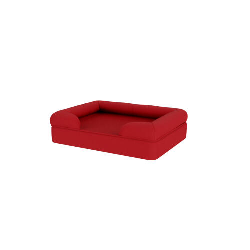 Een rood bolster hondenbed op een witte achtergrond.