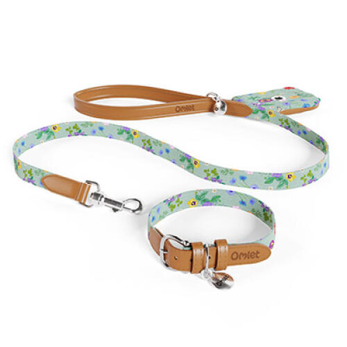 Hondenriem, halsband en poepzakhouder in groen en veelkleurige bloemen gardenia sage print van Omlet.