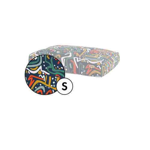 Hondenbedovertrek met klein kussen en zoomies print van Omlet.