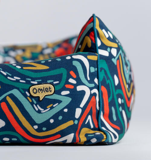 Close up van het nest hondenbed in zoomies print