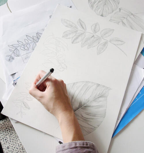 Handgetekende bladeren op papier voor hondenbedafdrukken